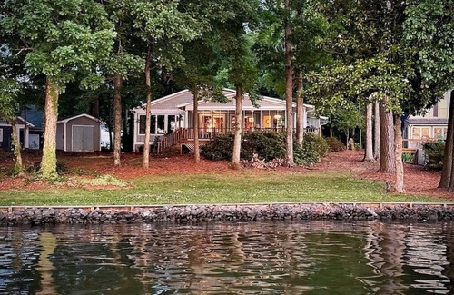 Norwood Maison | Ultimate Family Lakehouse- wide water views!