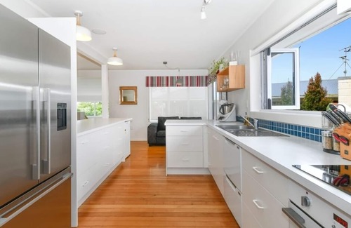 Mount Maunganui Maison | Ultimate Family Retreat. Central Mount, 400m to Beach with pool.