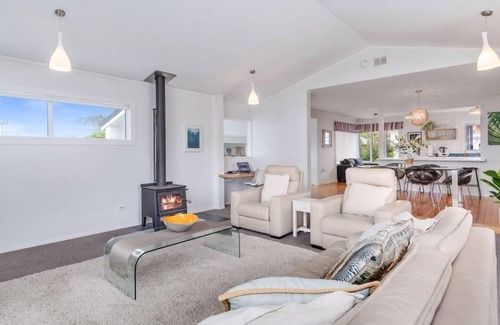 Mount Maunganui Maison | Ultimate Family Retreat. Central Mount, 400m to Beach with pool.