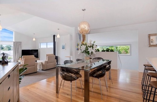 Mount Maunganui Maison | Ultimate Family Retreat. Central Mount, 400m to Beach with pool.