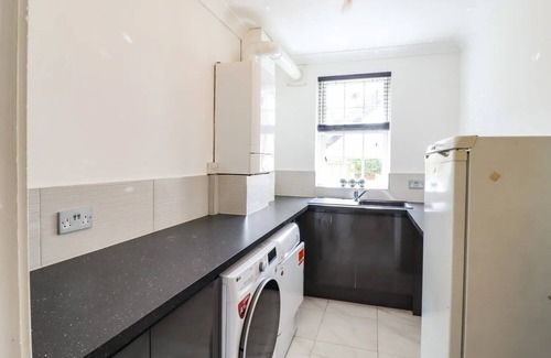 Canvey Island Maison | Ultimate Getaway: 6BR Oasis - Pool, Garden, & More