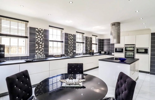 Canvey Island Maison | Ultimate Getaway: 6BR Oasis - Pool, Garden, & More