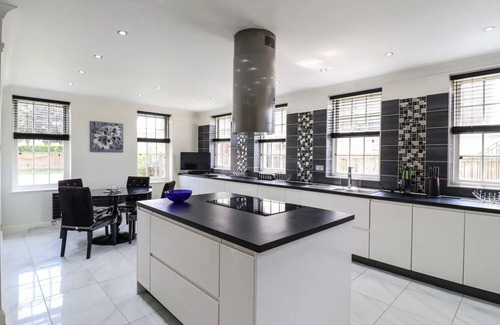 Canvey Island Maison | Ultimate Getaway: 6BR Oasis - Pool, Garden, & More