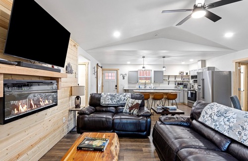 Ashford Cabine | Ultimate Getaway: Movie Theater, Sauna, Hot Tub,WiFi, EV Charging,Pet-Friendly!"