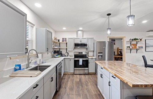 Ashford Cabine | Ultimate Getaway: Movie Theater, Sauna, Hot Tub,WiFi, EV Charging,Pet-Friendly!"