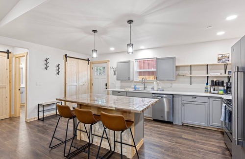 Ashford Cabine | Ultimate Getaway: Movie Theater, Sauna, Hot Tub,WiFi, EV Charging,Pet-Friendly!"