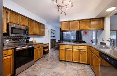 North Central Thousand Oaks Maison | Ultimate Getaway: Pool, Hot Tub, Games & More!