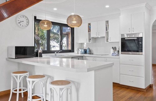 Berkeley Vale Maison | Ultimate Lakefront Luxury, Pool Table, Games Room