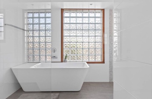 Berkeley Vale Maison | Ultimate Lakefront Luxury, Pool Table, Games Room