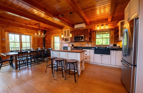 Jefferson Cabine | Luxury Lodge in NH: Ski-Hottub-Pool Tbl-Yoga-Hike