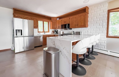 East Stroudsburg Maison | Ultimate Mountain View Retreat w/Private Pool, Hot Tub, Sauna, Cold Plunge