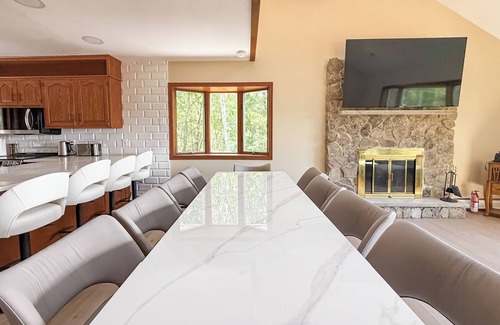 East Stroudsburg Maison | Ultimate Mountain View Retreat w/Private Pool, Hot Tub, Sauna, Cold Plunge
