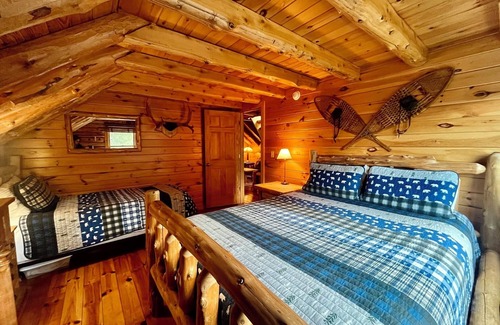 South Colton Cabine | Intimité ultime ~ Région du NW Adirondack, Log Cabin, 16 acres ~ Comprend des kayaks!