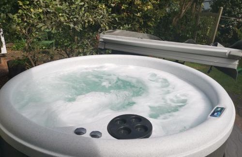 Lynmore Maison | Ultimate Redwoods Comfort Spa pool and bike storage