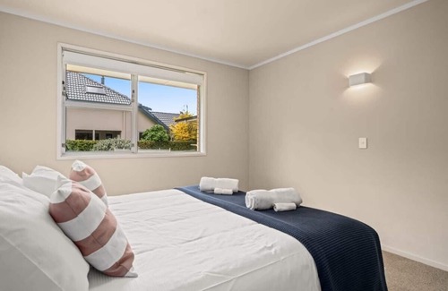 Tauranga Maison | Waterfront Home - Paddle Boarders Paradise