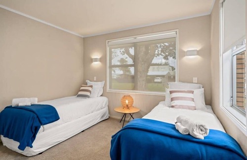 Tauranga Maison | Waterfront Home - Paddle Boarders Paradise