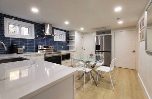 Northwest Appartement | Ultra-Modern Apartment, Pet-Friendly, Free Off-Street Parking, Steps to Metro!