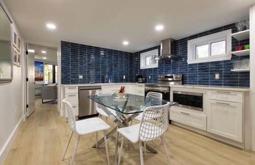 Northwest Appartement | Ultra-Modern Apartment, Pet-Friendly, Free Off-Street Parking, Steps to Metro!