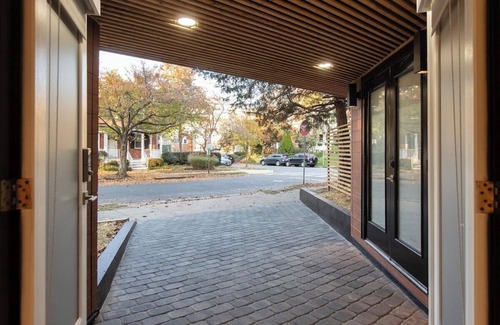 Northwest Appartement | Ultra-Modern Apartment, Pet-Friendly, Free Off-Street Parking, Steps to Metro!