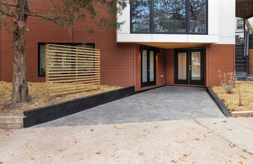 Northwest Appartement | Ultra-Modern Apartment, Pet-Friendly, Free Off-Street Parking, Steps to Metro!