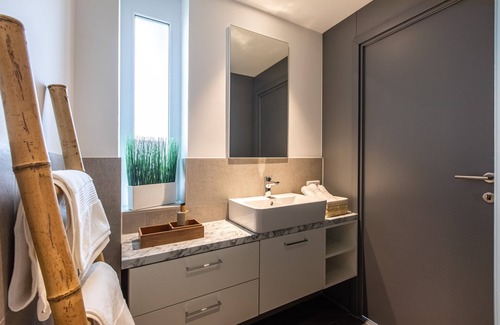 Ostend Appartement | Umquam Frankfurt l Modern Studio Good Located King Bed