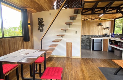 Bijagua Chalet De Ski | Un Lindo Chalet de Montaña con Amplio Jardin Apartado y con Vistas