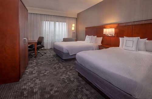 Newark Hôtel | Unbeatable Location! 2 Comfortable Units, Indoor Swimming Pool, Pets are Welcome