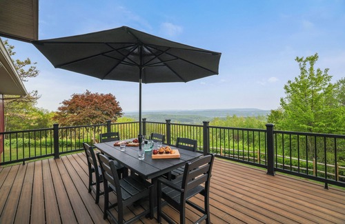 Jim Thorpe Cabine | UNBEATABLE MOUNTAIN VIEWS, Tons Of Outdoor Space, Hot Tub, Close To Jim Thorpe!