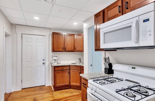 Troy Appartement | Uncle Sam's Hideaway |Nearby Colleges & Hospital|Personal Workspace|Pet Friendly