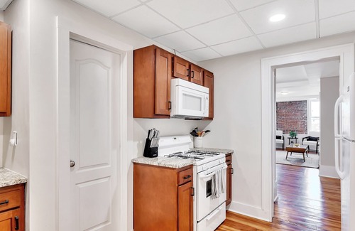 Troy Appartement | Uncle Sam's Hideaway |Nearby Colleges & Hospital|Personal Workspace|Pet Friendly