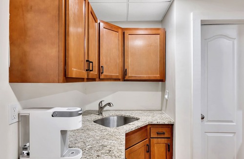 Troy Appartement | Uncle Sam's Hideaway |Nearby Colleges & Hospital|Personal Workspace|Pet Friendly