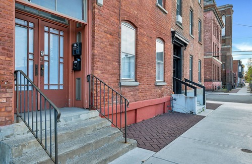 Troy Appartement | Uncle Sam's Hideaway |Nearby Colleges & Hospital|Personal Workspace|Pet Friendly
