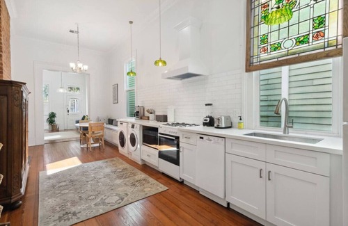 Irish Channel Maison | Under The Oaks 2 - NOLA 2BR/1BA