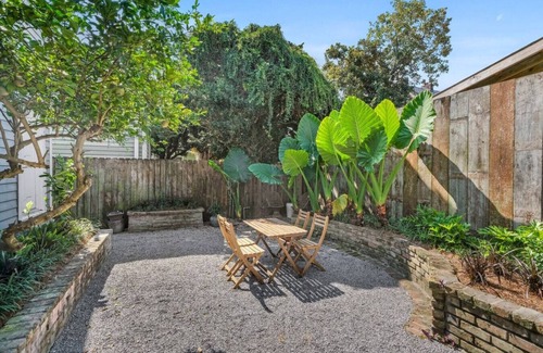 Irish Channel Maison | Under The Oaks 2 - NOLA 2BR/1BA