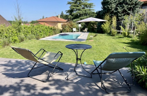 Francheville Le Bas Maison | Une maison de vacances en ville ! Style année 70 avec climatisation et piscine