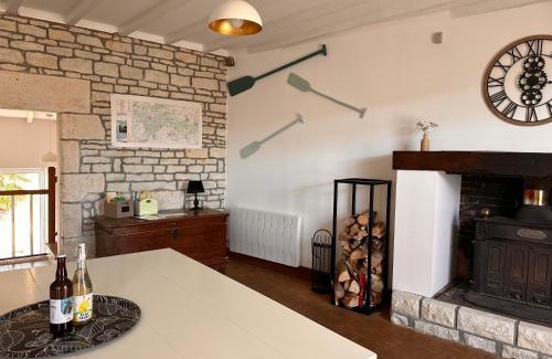Arcais Maison | Une maraîchine en bord de conche avec barque sans linge de maison