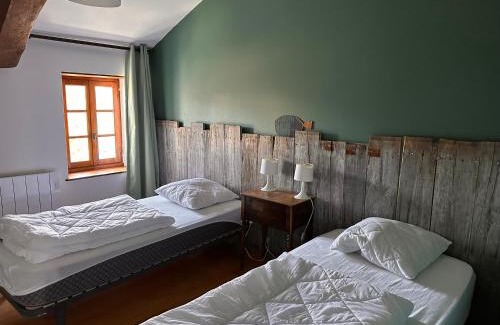 Arcais Maison | Une maraîchine en bord de conche avec barque sans linge de maison