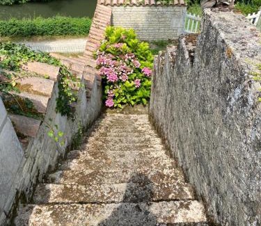 Arcais Maison | Une maraîchine en bord de conche avec barque sans linge de maison