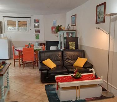 Saint-Medard-de-Guizieres Appartement | une pause quelque part au jardin des érables et des niwakis