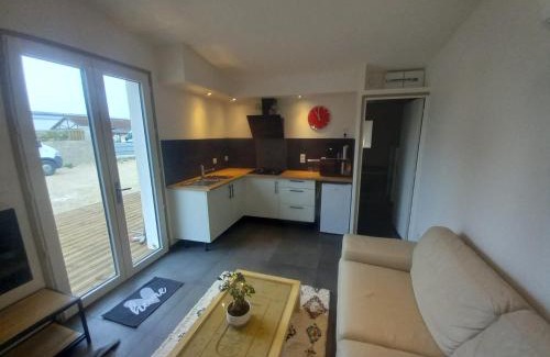 Villefargeau Appartement | Une petite maison et sa prairie