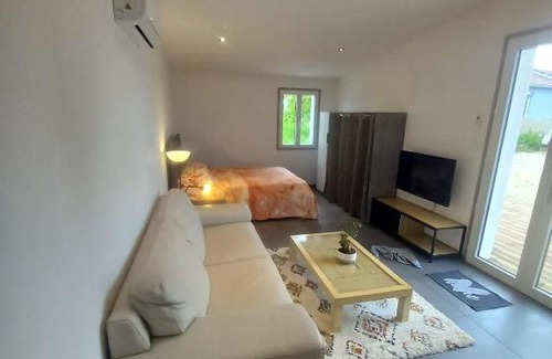 Villefargeau Appartement | Une petite maison et sa prairie