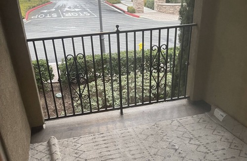 Newport Beach Copropriété | Unfurnished Townhome 2b2ba Central Location Newport Beach