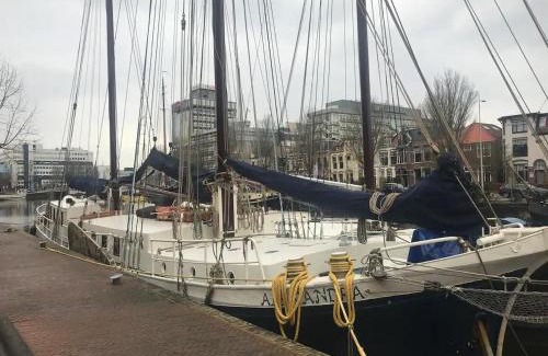 Leeuwarden Location De Bateaux | Uniek verblijf op slaapschip (tot 20 personen) nabij het centrum van Leeuwarden