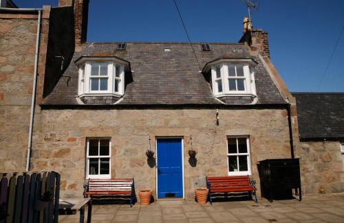 Central Aberdeen Maison | Unique 2 Bedroom Cottage in Fittie (Footdee)