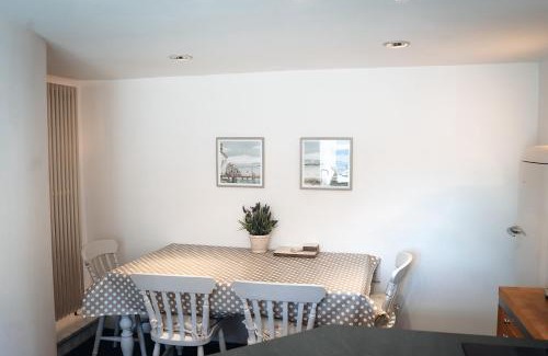 Central Aberdeen Maison | Unique 2 Bedroom Cottage in Fittie (Footdee)