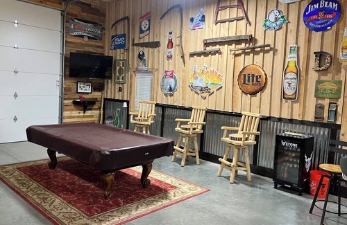 Elk Creek Township Maison | Unique 2000 sq. foot Pole Barn in Albion / Elk Creek Townhsip with HVAC, WiFi