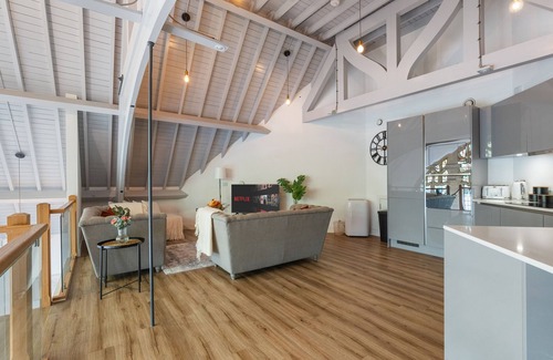 Valentines Appartement | Unique 3BD Penthouse in Historic Church Conversion