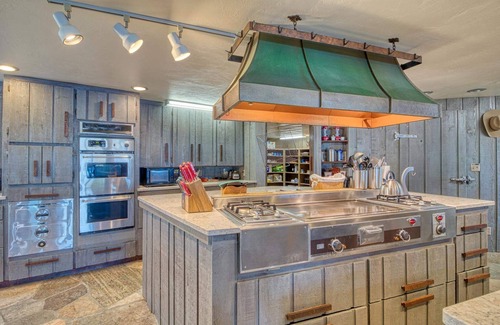 Bliss Maison | Unique 6BR Lodge w/ Private Hot Spring Pool!