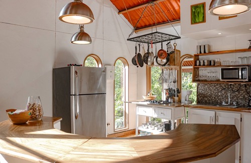 Monteverde Maison | Maison unique et magique avec espace social avec barbecue privé et entourée par la nature.