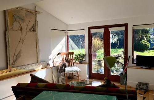 Pewsey Appartement | Unique Artists studio with a private garden.